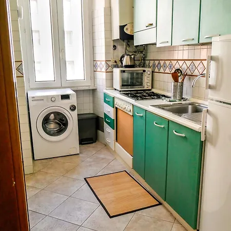 Modern 1 Bedroom Near Metro Apartment *