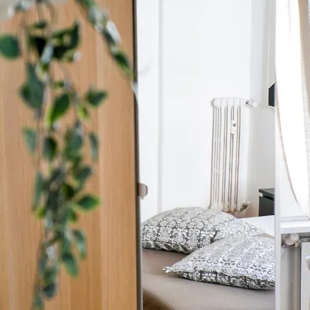 Modern 1 Bedroom Near Metro Apartment