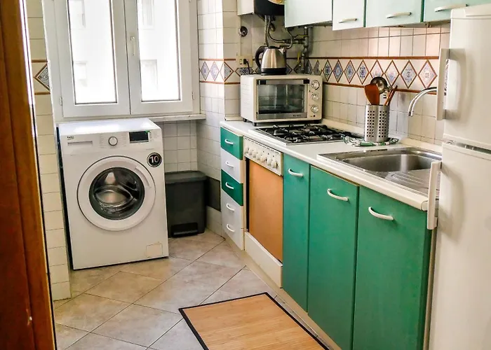 Modern 1 Bedroom Near Metro דירה *