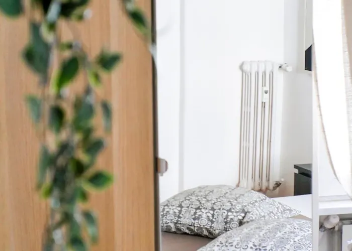 Modern 1 Bedroom Near Metro דירה