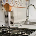Modern 1 Bedroom Near Metro Apartmán *