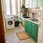 Modern 1 Bedroom Near Metro Apartmán *